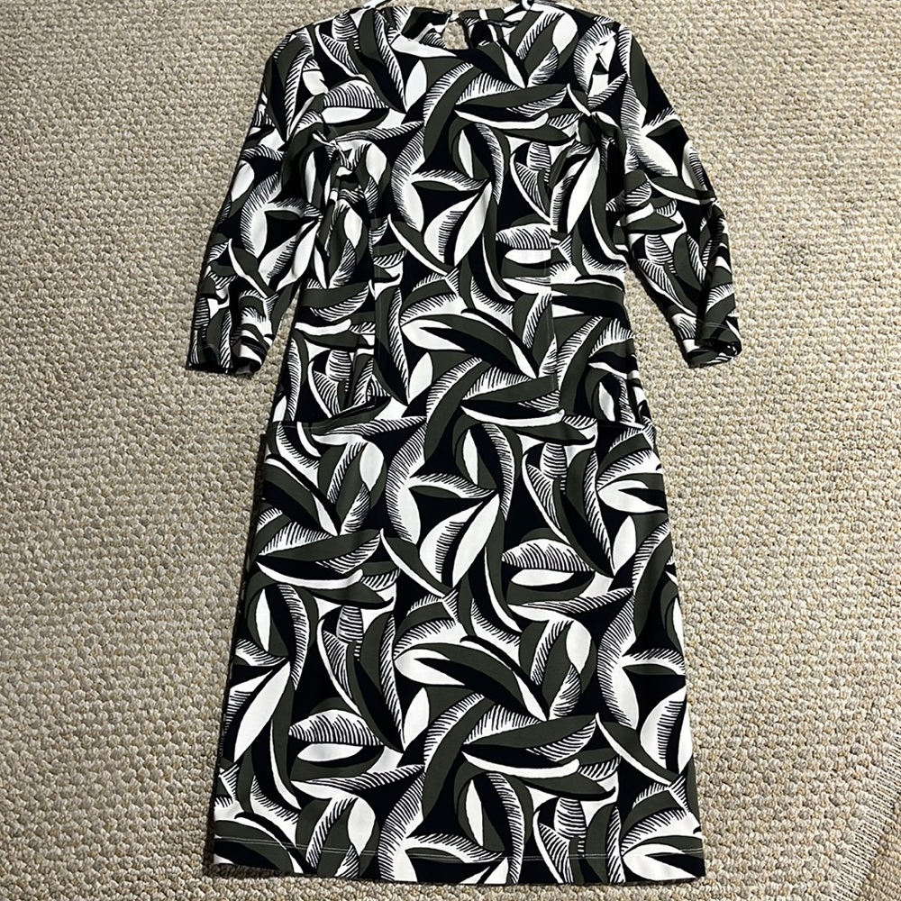 Lovely J. McLaughlin dress with 2 pockets. Size XS.